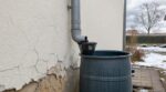 Il a posé un panier filtrant entre sa gouttière et sa cuve d'eau : en décembre, c'est un maçon qui a dû gratter l'enduit de façade