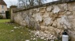 Il a pulvérisé un hydrofuge sur son mur de clôture en pierre en octobre : au dégel de février, des plaques entières jonchaient la pelouse