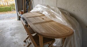 Il a rangé sa table en teck au garage un dimanche d'octobre sous une bâche : au printemps, ce n'est pas le gel qui avait fendu le bois