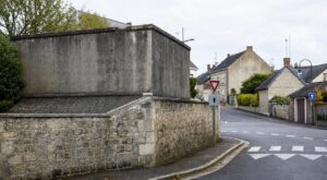 Il a rehaussé son muret à l'angle du carrefour pour ne plus voir les voitures : un an plus tard, c'est la mairie qui a sorti le plan