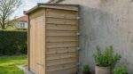 Il a vissé son abri de jardin dans le mur un week-end de mai : onze ans plus tard, un nouveau voisin le contraint à tout démonter