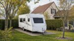 Il gare sa caravane au fond du jardin fin septembre pour économiser : 3 mois plus tard, c'est la mairie qui lui réclame des comptes