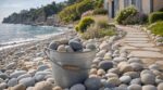 Il ramasse ces galets de plage pour son jardin sans imaginer l'énorme erreur signalée par le garde du littoral