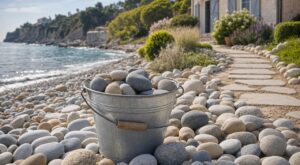 Il ramasse ces galets de plage pour son jardin sans imaginer l'énorme erreur signalée par le garde du littoral