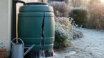 J'ai laissé mon récupérateur d'eau plein en automne : au premier gel de novembre, c'est en regardant sous la cuve que j'ai tout compris