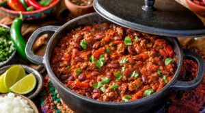 J'ai mijoté mon chili en cocotte comme au Mexique : cette étape oubliée a bluffé tous mes invités