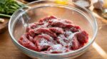 J'ai trempé mon bœuf dans cet ingrédient de placard : en 20 min, il devient aussi fondant qu'au restaurant