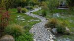 Jardin inondé ? Cette fausse rivière de galets à poser en septembre stoppe l&rsquo;eau sans entretien
