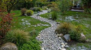 Jardin inondé ? Cette fausse rivière de galets à poser en septembre stoppe l'eau sans entretien