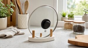 « Je le jetais avec la vieille casserole » : ce bricolage de 10 minutes transforme un couvercle en verre en rangement chic de cuisine