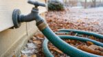 « Je pensais l'avoir bien rangé » : ce détail oublié en septembre qui fait éclater un tuyau d'arrosage dès le premier gel d'hiver