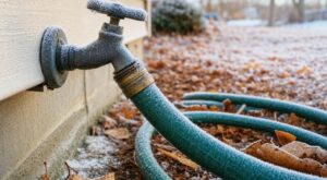 « Je pensais l'avoir bien rangé » : ce détail oublié en septembre qui fait éclater un tuyau d'arrosage dès le premier gel d'hiver