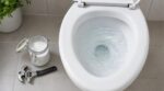 « Je versais de l'acide citrique dans mes WC chaque semaine » : le geste de 3 secondes d'un plombier qui a fait disparaître le tartre