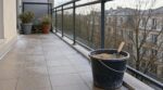 Les anciens étalaient toujours un seau de sable sur leur balcon carrelé en novembre : ce n'était pas seulement pour éviter le verglas