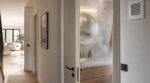Les chauffagistes n'en peuvent plus de le répéter : ouvrir la porte de salle de bain après la douche ruine l'effet de la VMC tout l'hiver