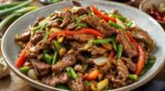 Les cuisiniers des restaurants chinois le font sur le bœuf : ce geste avec cette poudre évite une erreur qui ruine tout