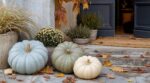 Les décorateurs ont abandonné la citrouille orange en octobre : la courge Bleu de Hongrie tient trois mois entiers sur le perron