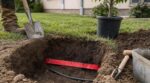 Les électriciens n’en peuvent plus : planter un arbre sans ce repère rouge au-dessus du câble enterré, vous risquez gros