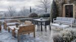 Les fabricants de salons de jardin n'en peuvent plus de le répéter : entre bois, acier et alu, un seul passe l'hiver dehors sans bâche