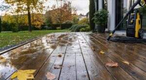 Les menuisiers n'en peuvent plus de le répéter : ce geste d'octobre au nettoyeur haute pression abîme la terrasse en bois plus que le gel