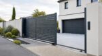 Les menuisiers n'en peuvent plus de le répéter : poser un portail coulissant en aluminium sans ces 4,50 mètres de refoulement bloque tout