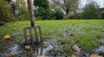 Les paysagistes n'en peuvent plus de le répéter : ce geste avec une fourche-bêche sur 15 cm sauve la pelouse après les pluies d'octobre