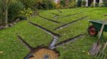Les paysagistes n'en peuvent plus de le répéter : sur une pelouse gorgée d'eau en automne, ce tracé à 50 cm hérité des anciens règle tout