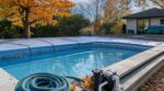 Les piscinistes n'en peuvent plus de le répéter : vider entièrement son bassin en octobre déforme une piscine enterrée avant avril