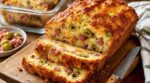 Marre des cakes salés secs ? Ce cake rustique lardons-olives reste ultra moelleux 3 jours grâce à une règle simple