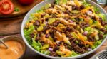 Marre des salades qui laissent faim ? Cette version façon Big Mac gourmande fait oublier le burger aux enfants