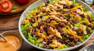 Marre des salades qui laissent faim ? Cette version façon Big Mac gourmande fait oublier le burger aux enfants