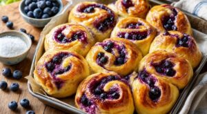 Mini brioches aux myrtilles : ne zappez surtout pas ce geste simple, c'est lui qui les rend si moelleuses