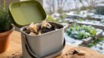 Mon voisin ouvre toujours ses sachets de thé avant de les vider au compost en février : ce n'est pas par manie, il protège son potager