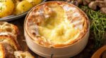 Mont d’Or au four : ce geste avec la boîte en bois change tout et fait oublier la raclette à vos invités