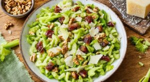 Ne servez plus de salade verte : cette entrée croquante au céleri sucré-salé est bien plus gourmande