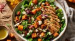 Ne servez plus jamais de salade verte : cette version tiède patate douce, poulet, feta change tout
