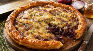 Oignons rouges toujours crus en salade ? Ce geste avec la pâte feuilletée va enfin changer vos apéros