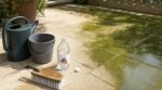 On s'obstine tous à sortir le nettoyeur haute pression : le vinaigre blanc élimine les algues d'une terrasse en 30 minutes au printemps