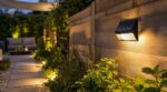 On s'obstine tous à tirer des câbles au fond du jardin : cette lampe solaire murale Action à 6 euros éclaire les allées sans prise dès avril