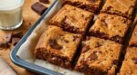 Oubliez les cookies ronds : ces barres au chocolat au lait croquent et fondent grâce à ce geste avant cuisson