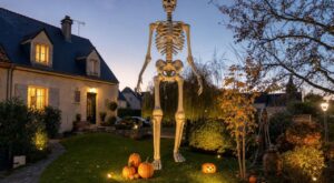 Plus personne ne pose juste une citrouille en octobre : ce squelette géant de 3 mètres venu des USA s'installe sur la pelouse