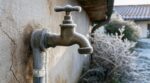 Robinet extérieur qui ne goutte pas : cette erreur d’hiver finit par fissurer le mur sans prévenir