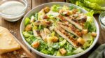 Salade César : cette sauce crémeuse remplace la mayo, allège tout et personne ne voit la différence