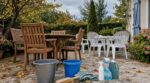 Salon de jardin en teck ou plastique : ce rituel d'automne évite taches, jaunissement et mauvais réveil au printemps