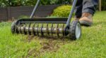 Scarifier la pelouse : ce point du sol que les paysagistes contrôlent pour éviter un gazon criblé de trous tout l'automne