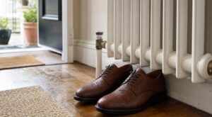 Soir de pluie, il a séché ses chaussures en cuir au radiateur : ce que le cordonnier lui a révélé va vous choquer
