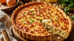 Soirs de flemme : cette quiche aux lardons au fromage filant évite la pâte détrempée grâce à un geste clé