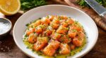 Tartare de saumon sans cuisson : ce geste interdit ruine l'effet restaurant et plombe votre recette