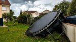 Tempête et trampoline envolé : ce détail négligé fait payer un voisin, l&rsquo;autre ne doit rien à son assurance habitation