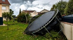 Tempête et trampoline envolé : ce détail négligé fait payer un voisin, l'autre ne doit rien à son assurance habitation